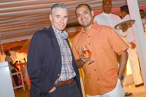 Derek Shanks, Executive Vice-President Commercial d’Air Mauritius, et Ashish Modak, General Manager de LUX* Belle Mare. 