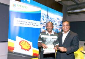 Valaydon Govinden Damoo  qui a 40 ans de service et Kiran Juwaheer, Managing Director de Vivo Energy Mauritius. 