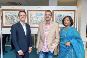 Louis Rivalland, Chief Executive du Swan Group, posant avec Yeshen Gunnoo et son épouse Ramila Gunnoo, artiste peintre.