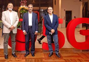 Iqbal Oozeer, Chief Finance Officer de Currimjee Jeewanjee Ltd, avec Kresh Goomany et Anil Currimjee, respectivement Chief Executive Officer et directeur du Board d’Emtel.