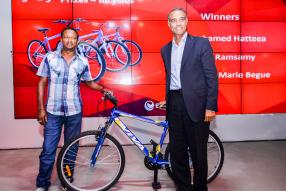 Mohamed Hatteea, gagnant du 3e prix, un vélo, et Kresh Goomany.