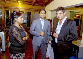 Curseline Pillay, Enterprise Business Manager, Aakash Banipersand, Product Manager TC, tous deux de Samsung Indian Ocean, et Roupesh Hematlal, CEO de HV Holdings Ltd. 