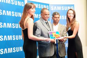 Le ministre des Technologies de l’Information et de la Communication (TIC), Tassarajen Pillay Chedumbrum, et Navin Peerthy, directeur régional de Samsung Océan Indien, entourés des hôtesses de l’agence Heat, présentent la nouvelle Samsung Galaxy Tab S au public.