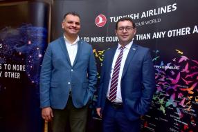 Arvind Bundhun, directeur de la Mauritius Tourism Promotion Authority, et Mustafa Samanci, directeur commercial de Turkish Airlines.