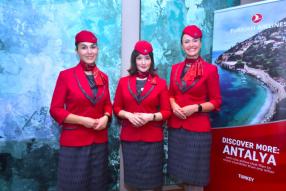 Didem Duman, Irem Uyanik et Büşra Nur Yilmazer, membres d’équipage de Turkish Airlines.