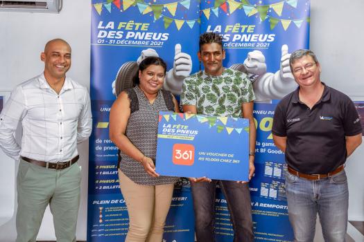 Thierry Dodin, Head of Sales chez Michelin, en compagnie d’Ajaysingh Faugoo, gagnant du 4e prix (un voucher de Rs 10 000 chez 361), accompagné d’un proche.