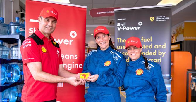 Fouad Khfifi, Managing Director de Vivo Energy Mauritius remettant une carte Shell Club au duo Tatiana Toulet et Laura Rae, ambassadrices de Shell V-Power.
